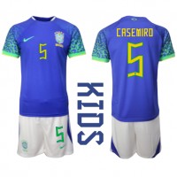 Camisa de Futebol Brasil Casemiro #5 Equipamento Secundário Infantil Mundo 2022 Manga Curta (+ Calças curtas)